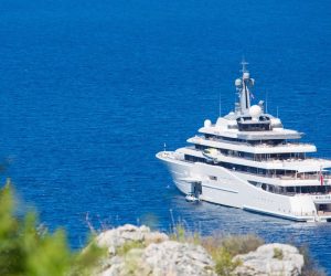24.08.2014., Uvala Tiha, Cavtat - Megajahta Eclipse u vlasnistvo Romana Abramovicha usidrena je u uvali Tiha u Cavtatu. U ranim posljepodnevnim satima na jahtu je sletio helihopter."nPhoto: Grgo Jelavic/PIXSELL