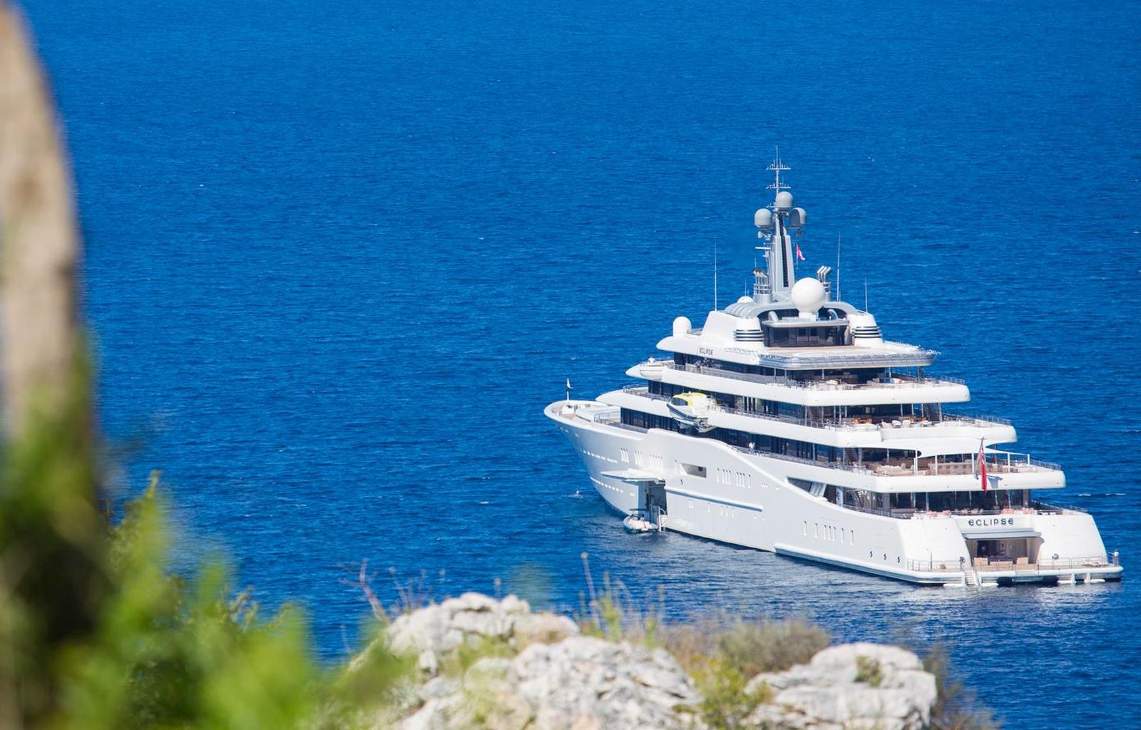 24.08.2014., Uvala Tiha, Cavtat - Megajahta Eclipse u vlasnistvo Romana Abramovicha usidrena je u uvali Tiha u Cavtatu. U ranim posljepodnevnim satima na jahtu je sletio helihopter."nPhoto: Grgo Jelavic/PIXSELL
