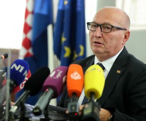 24.9.2020., Zagreb - Na konferenciji za medije ispred Ustavnog suda Miroslav Separovic, predsjednik Ustavnog suda RH, predstavnike medija upoznao je s nekoliko odluka za koje postoji poseban interes javnosti. Separovic je govorio o ocjeni ustavnosti zakona o ovlastima Stozera civilne zastite, te ocjeni ustavnosti i zakonitosti odluka Stozera civilne zastite i o ocjeni ustavnosti Zakona o najmu stanova. rPhoto: Goran Stanzl/PIXSELL