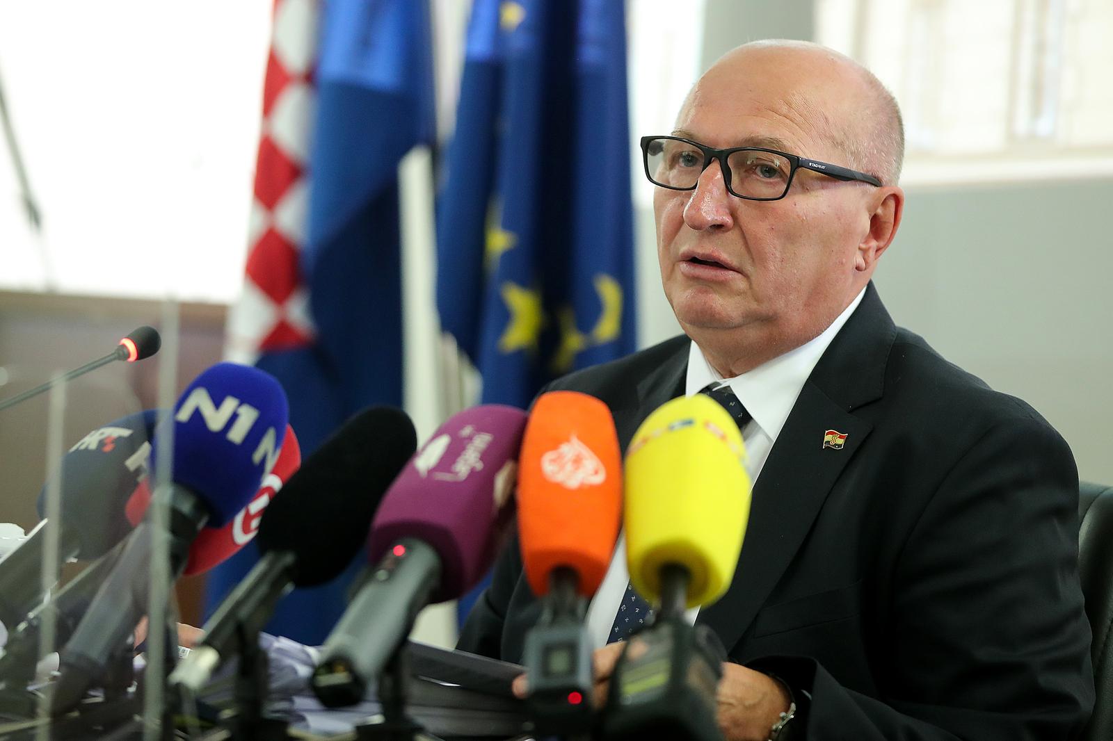 24.9.2020., Zagreb - Na konferenciji za medije ispred Ustavnog suda Miroslav Separovic, predsjednik Ustavnog suda RH, predstavnike medija upoznao je s nekoliko odluka za koje postoji poseban interes javnosti. Separovic je govorio o ocjeni ustavnosti zakona o ovlastima Stozera civilne zastite, te ocjeni ustavnosti i zakonitosti odluka Stozera civilne zastite i o ocjeni ustavnosti Zakona o najmu stanova. rPhoto: Goran Stanzl/PIXSELL