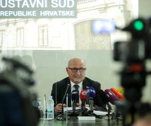 24.9.2020., Zagreb - Na konferenciji za medije ispred Ustavnog suda Miroslav Separovic, predsjednik Ustavnog suda RH, predstavnike medija upoznao je s nekoliko odluka za koje postoji poseban interes javnosti. Separovic je govorio o ocjeni ustavnosti zakona o ovlastima Stozera civilne zastite, te ocjeni ustavnosti i zakonitosti odluka Stozera civilne zastite i o ocjeni ustavnosti Zakona o najmu stanova. rPhoto: Goran Stanzl/PIXSELL