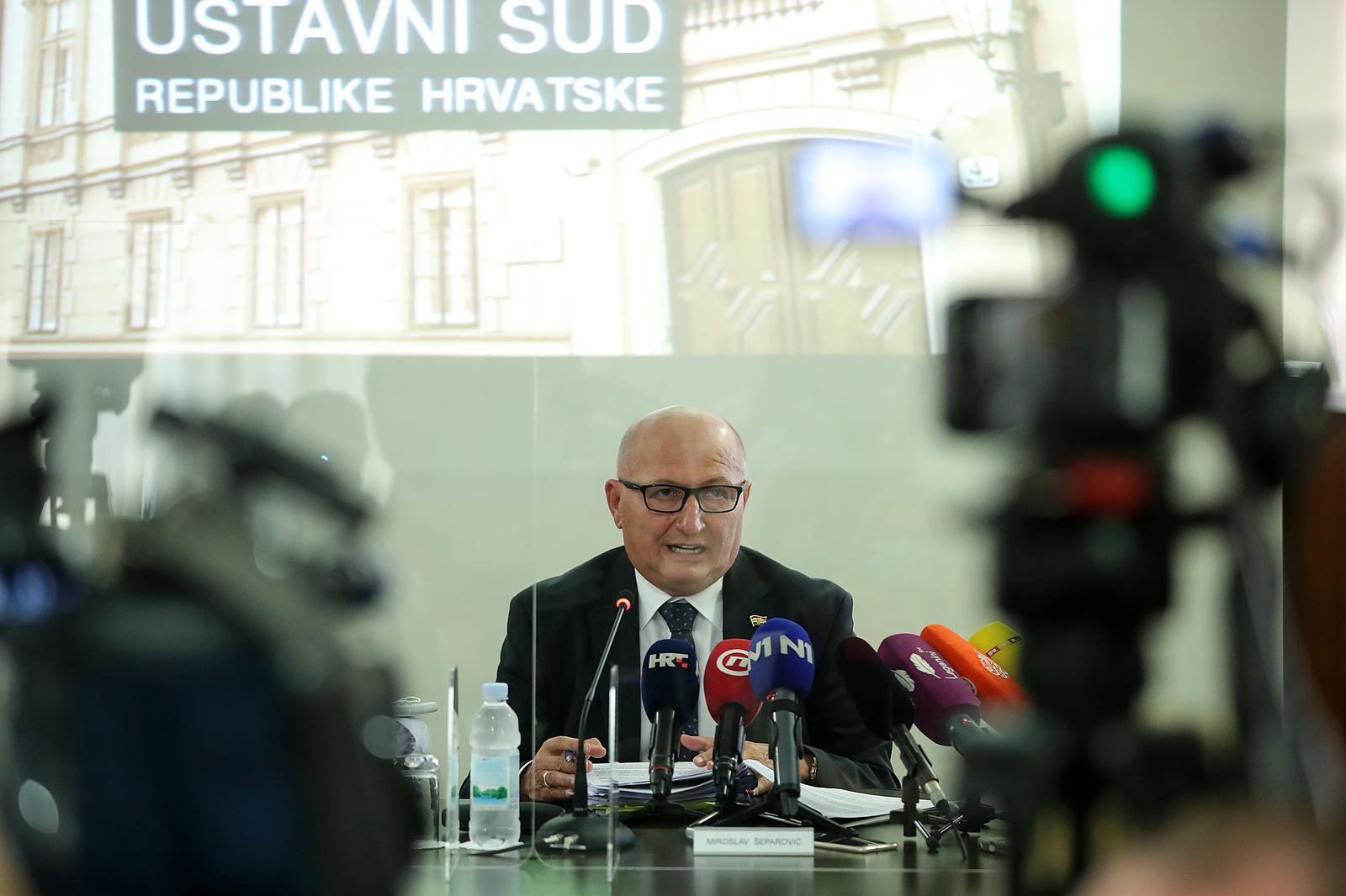 24.9.2020., Zagreb - Na konferenciji za medije ispred Ustavnog suda Miroslav Separovic, predsjednik Ustavnog suda RH, predstavnike medija upoznao je s nekoliko odluka za koje postoji poseban interes javnosti. Separovic je govorio o ocjeni ustavnosti zakona o ovlastima Stozera civilne zastite, te ocjeni ustavnosti i zakonitosti odluka Stozera civilne zastite i o ocjeni ustavnosti Zakona o najmu stanova. rPhoto: Goran Stanzl/PIXSELL