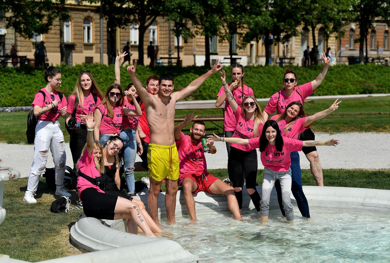 25.05.2022., Zagreb - Brojni maturanti u gradu obiljezavalju kraj svog srednjoskolskog obrazovanja pjesmom i nezaobilaznim kupanjem u fontanama. Photo: Marko Lukunic/PIXSELL