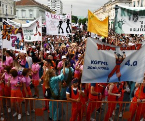 25.05.2022., Slavonski Brod - Povorka od preko tisucu mastovito kostimiranih maturanata slavonskobrodskih srednjih skola prosla je sredistem grada, a vesela i bucna proslava Dana maturanata potom je nastavljena na glavnom gradskom trgu do kasno u noc.
 Photo: Ivica Galovic/PIXSELL