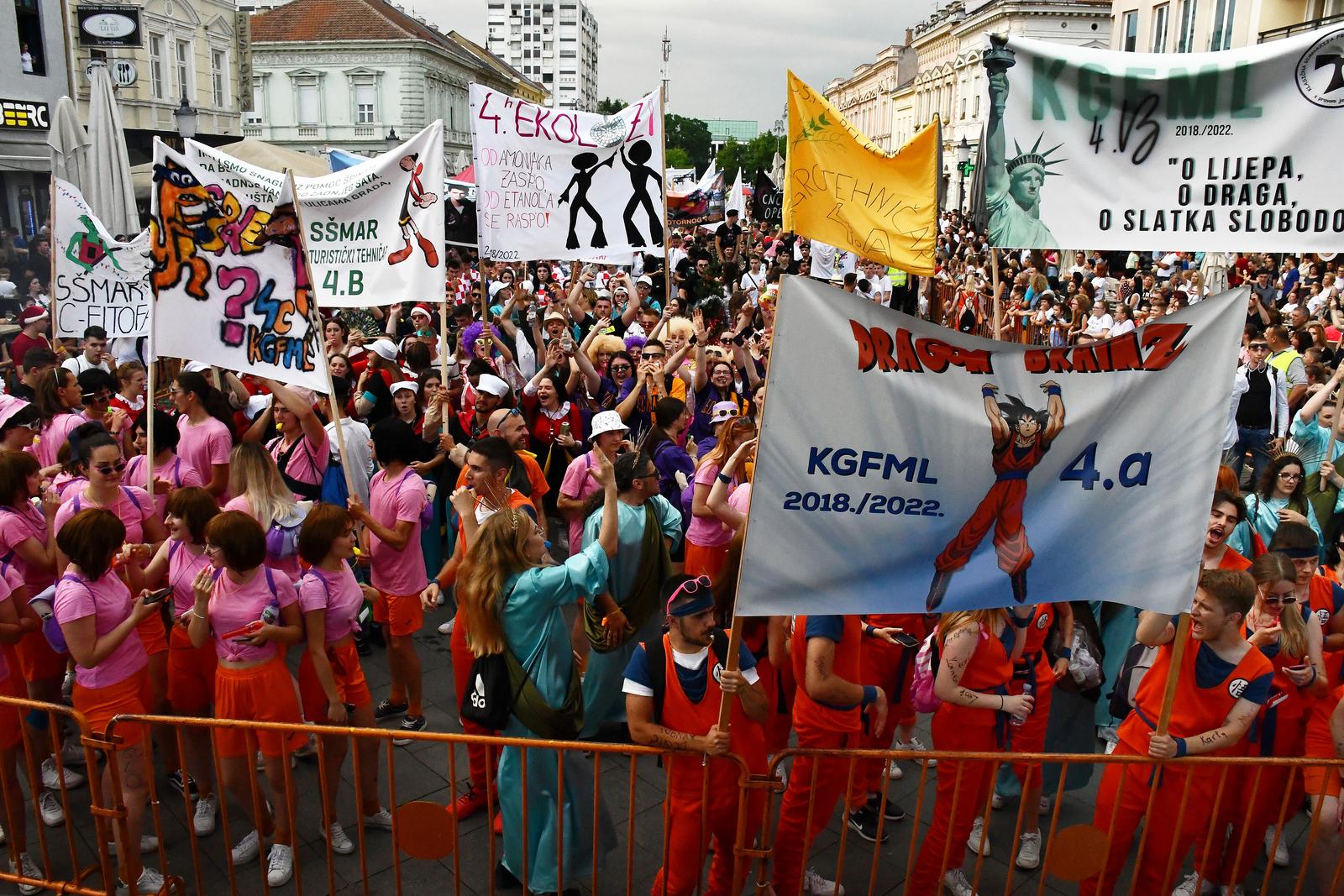 25.05.2022., Slavonski Brod - Povorka od preko tisucu mastovito kostimiranih maturanata slavonskobrodskih srednjih skola prosla je sredistem grada, a vesela i bucna proslava Dana maturanata potom je nastavljena na glavnom gradskom trgu do kasno u noc.
 Photo: Ivica Galovic/PIXSELL