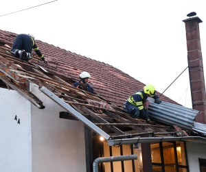25.05.2022.,Sela - Oko 19 sati jako nevrijeme praceno jakim vjetrom zahvatilo je Sela pri cemu je stradalo nekoliko krovova na kucama i igraliste lokalnog nogometnog kluba.  Photo: Nikola Cutuk/PIXSELL