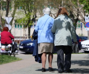 26.04.2022., Karlovac - Karlovacki umirovljenici lijepo proljetno vrijeme koriste za boravak na svjezem zraku. Photo: Kristina Stedul Fabac/PIXSELL