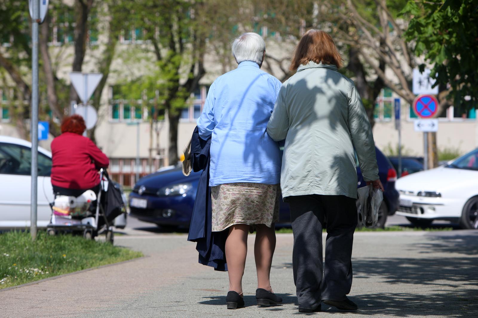 26.04.2022., Karlovac - Karlovacki umirovljenici lijepo proljetno vrijeme koriste za boravak na svjezem zraku. Photo: Kristina Stedul Fabac/PIXSELL