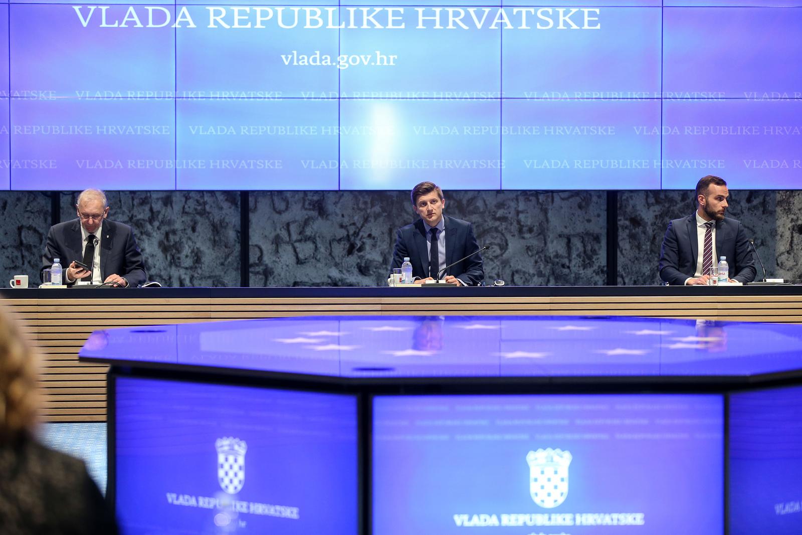 26.04.2022., Zagreb - Sastanak predstavnika pregovarackih odbora Vlade RH s celnicima pregovarackih odbora sindikata javnih sluzbi i sindikata drzavne sluzbe, o sklapanju temeljnog kolektivnog ugovora za sluzbenike i namjestenike u javnim sluzbama i kolektivnog ugovora za drzavne sluzbenike i namjestenike.Zdravko Maric, Josip Aladrovic, Photo: Matija Habljak/PIXSELL