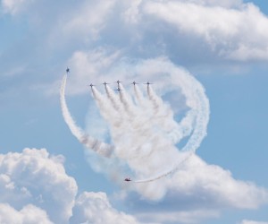 26.04.2022., Zadar - Akrobatska grupa Hrvatskog ratnog zrakoplovstva Krila Oluje i akrobatska grupa Britanskog ratnog zrakoplovstva Red Arrows danas su u Zemuniku predstavili svoje letacke programe medijima i gostima. Programu su nazocili izaslanik predsjednika Vlade RH Zdravko Jakop te veleposlanik Velike Britanije Simon Thomas.
 Photo: Dino Stanin/PIXSELL