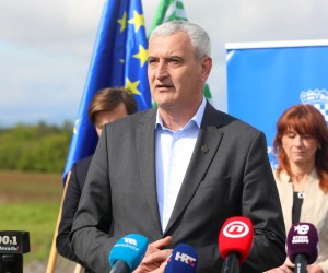 27.04.2022., Karlovac - Svecano  obiljezavanje dovrsetka radova na nasipima uz Koranu i Mreznicu na lokaciji Logoriste-Mala Svarca-Turanjski Poloj, ukupne duljine 5,8 km koji je realiziran u sklopu EU projekta „Sustav zastite od poplava karlovacko-sisackog podrucja, 1. faza- karlovacko podrucje“. Svecanosti su nazocili ministar gospodarstva i odrzivog razvoja Tomislav Coric, zupanica Karlovacke zupanije Martina Furdek Hajdin, gradonacelnik grada Karlovca Damir Mandic te generalni direktor Hrvatskih voda Zoran Durokovic sa suradnicima.
  Photo: Kristina Stedul Fabac/PIXSELL