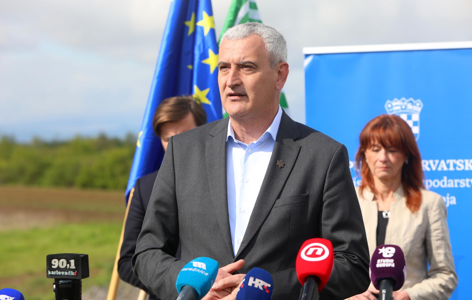 27.04.2022., Karlovac - Svecano  obiljezavanje dovrsetka radova na nasipima uz Koranu i Mreznicu na lokaciji Logoriste-Mala Svarca-Turanjski Poloj, ukupne duljine 5,8 km koji je realiziran u sklopu EU projekta „Sustav zastite od poplava karlovacko-sisackog podrucja, 1. faza- karlovacko podrucje“. Svecanosti su nazocili ministar gospodarstva i odrzivog razvoja Tomislav Coric, zupanica Karlovacke zupanije Martina Furdek Hajdin, gradonacelnik grada Karlovca Damir Mandic te generalni direktor Hrvatskih voda Zoran Durokovic sa suradnicima.
  Photo: Kristina Stedul Fabac/PIXSELL