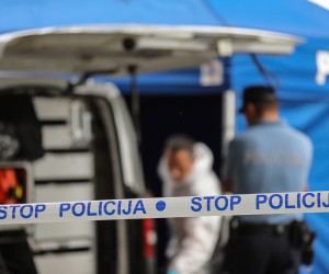 27.09.2021,Zagreb - Policija radi uvidjaj na mjestu ubojstva prolaznika sa psom kojeg je napala nepoznata osoba na biciklu te ga usmrtila. Sukob se dogodio na pjesackoj stazi u naselju Kruge uz ulicu Cvijete Zuzoric.rPhoto: Jurica Galoic/PIXSELL