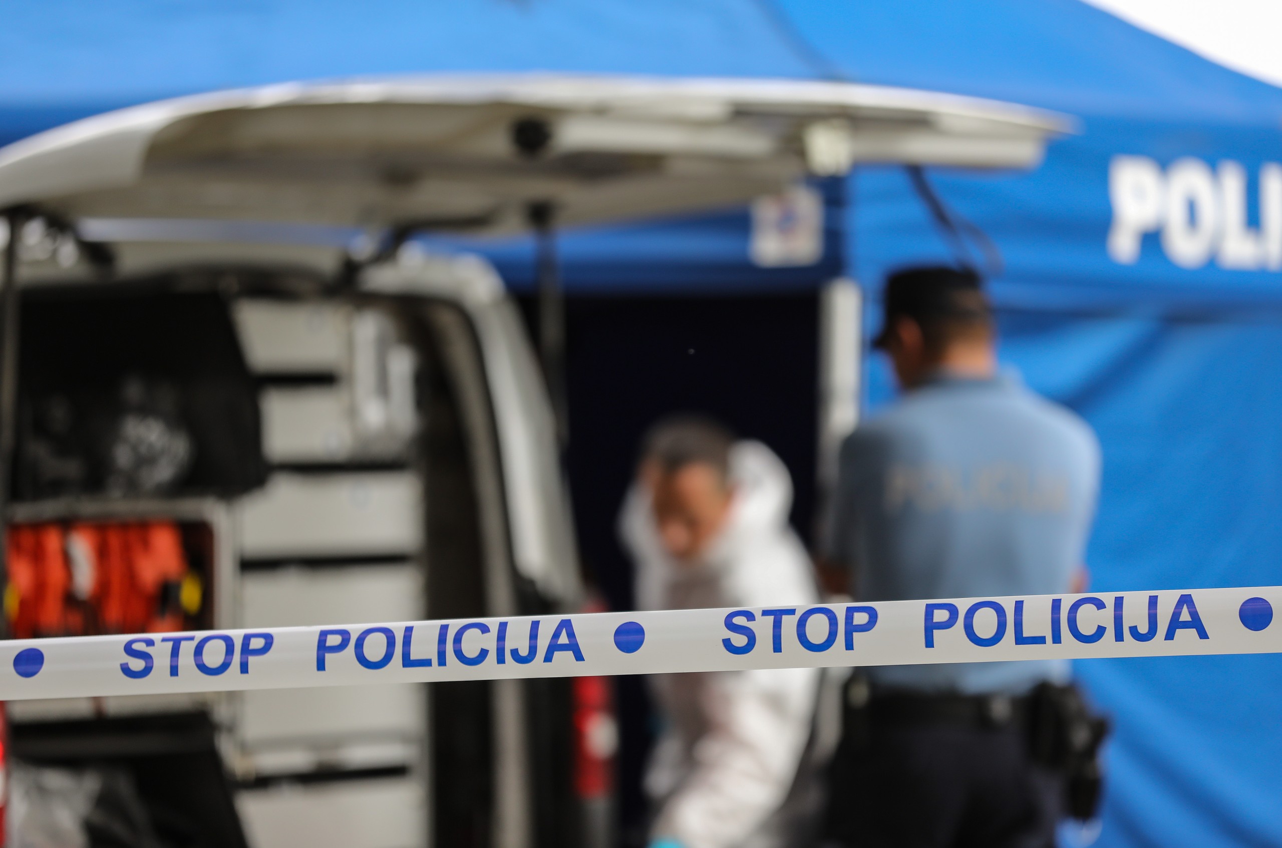 27.09.2021,Zagreb - Policija radi uvidjaj na mjestu ubojstva prolaznika sa psom kojeg je napala nepoznata osoba na biciklu te ga usmrtila. Sukob se dogodio na pjesackoj stazi u naselju Kruge uz ulicu Cvijete Zuzoric.rPhoto: Jurica Galoic/PIXSELL