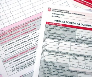 29.01.2016., Sibenik - Za razliku od dosadasnje prakse oko podnosenja prijave poreza, Porezna uprava ce u 2016. godini primijeniti poseban postupak utvrdjivanja godisnjeg poreza na dohodak za 2015. godinu za porezne obveznike. Poseban postupak ustvari znaci da vecina poreznih obveznika nema obvezu samostalno, do kraja veljace, predavati godisnju poreznu prijavu, vec obracun za njih automatski rade poreznici. Obrazac za prijavu poreza. "nPhoto: Dusko Jaramaz/PIXSELL