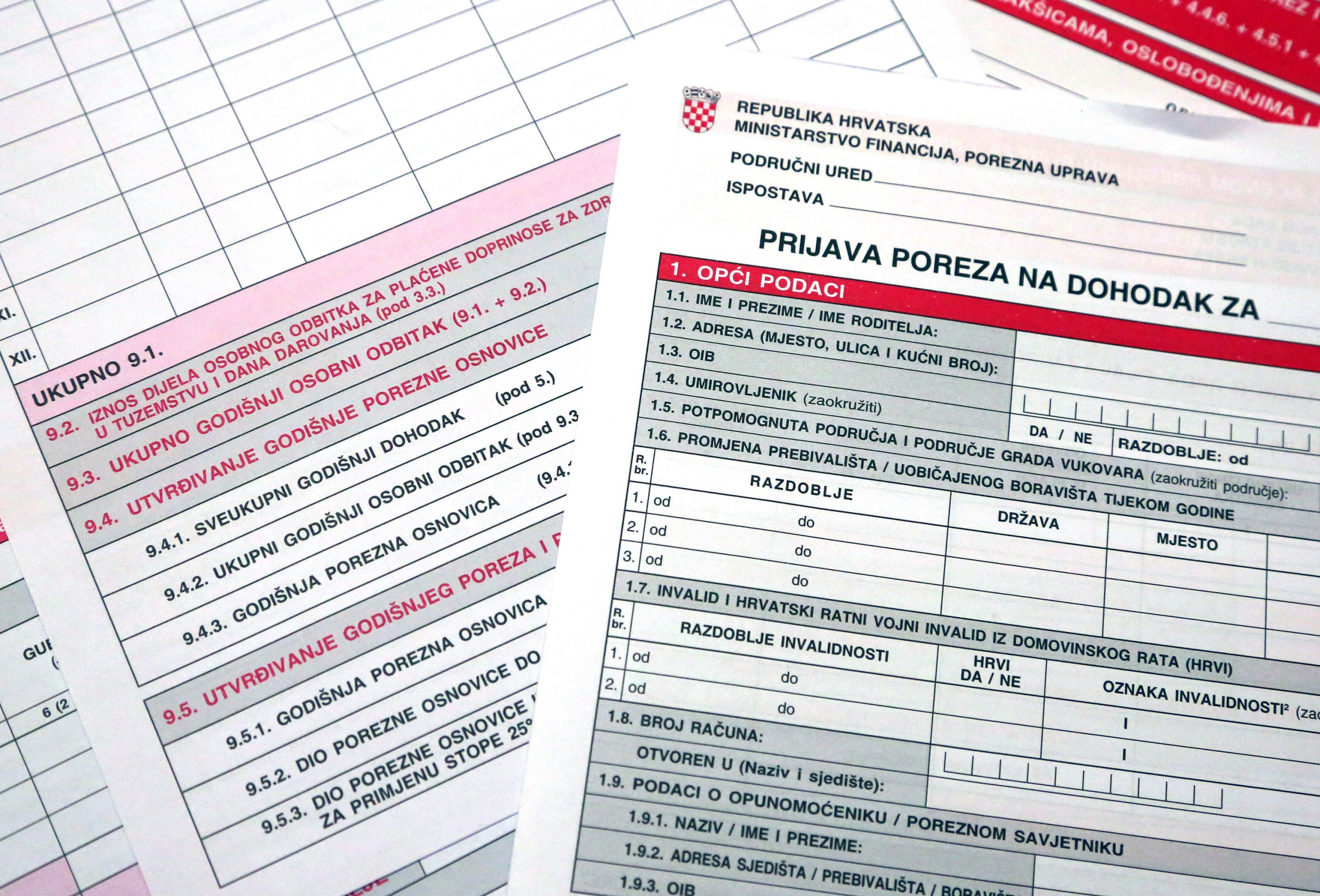 29.01.2016., Sibenik - Za razliku od dosadasnje prakse oko podnosenja prijave poreza, Porezna uprava ce u 2016. godini primijeniti poseban postupak utvrdjivanja godisnjeg poreza na dohodak za 2015. godinu za porezne obveznike. Poseban postupak ustvari znaci da vecina poreznih obveznika nema obvezu samostalno, do kraja veljace, predavati godisnju poreznu prijavu, vec obracun za njih automatski rade poreznici. Obrazac za prijavu poreza. "nPhoto: Dusko Jaramaz/PIXSELL