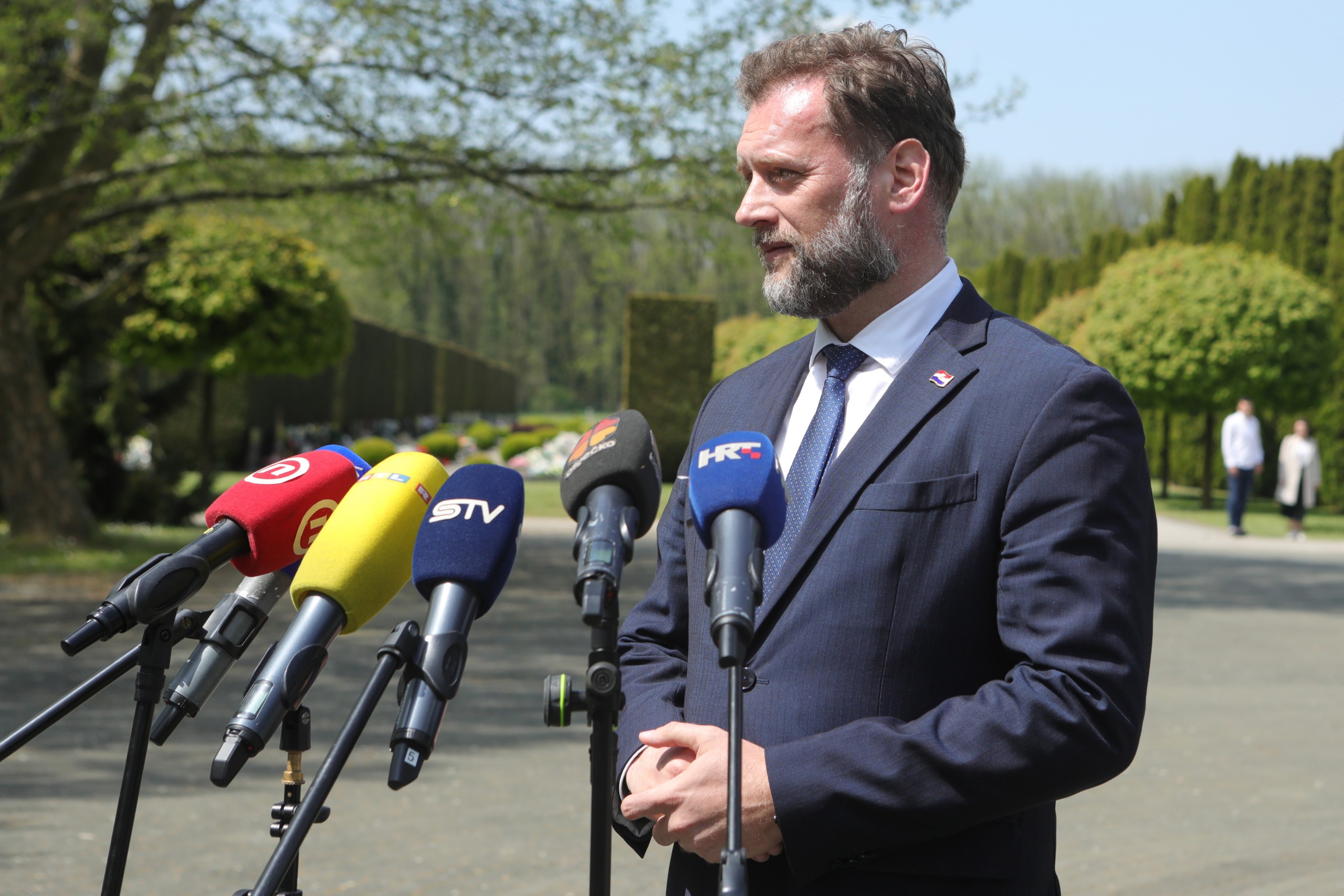 29.04.2022., Vukovar - Ministar obrane Mario Banozic, izaslanik premijera Andreja Plenkovica sudjelovao je na obiljezavanju 31. obljetnice 3.gardijske brigade Kune. Polozio je vijenac i zapalio svijecu na Memorijalnom groblju zrtava iz Domovinskog rata u Vukovaru za poginule i nestale pripadnike Kuna. Photo: Dubravka Petric/PIXSELL