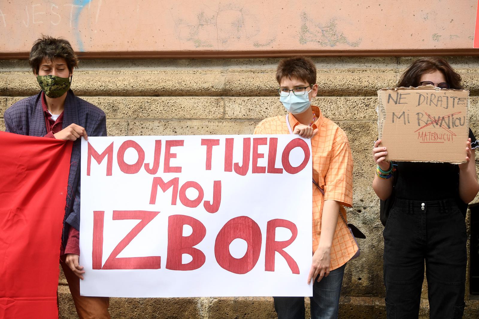 29.05.2021., Zagreb - Nekolicina gradjana okupila se na kao odgovor na Hod za zivot, na protuprosvjedu istom. Okupljeni s  transparentima "Zahtijevamo besplatni pobacaj", "Moje tijelo, moj izbor",  "Pravo na pobacaj nije samo pravna nego i ekonomska kategorija" stoje uz  trasu kojom se krece povorka.rrPhoto: Marko Lukunic/PIXSELL
