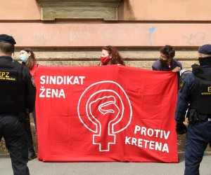 29.05.2021., Zagreb - Nekolicina gradjana okupila se na kao odgovor na Hod za zivot, na protuprosvjedu istom. Okupljeni s  transparentima "Zahtijevamo besplatni pobacaj", "Moje tijelo, moj izbor",  "Pravo na pobacaj nije samo pravna nego i ekonomska kategorija" stoje uz  trasu kojom se krece povorka.rrPhoto: Marko Lukunic/PIXSELL