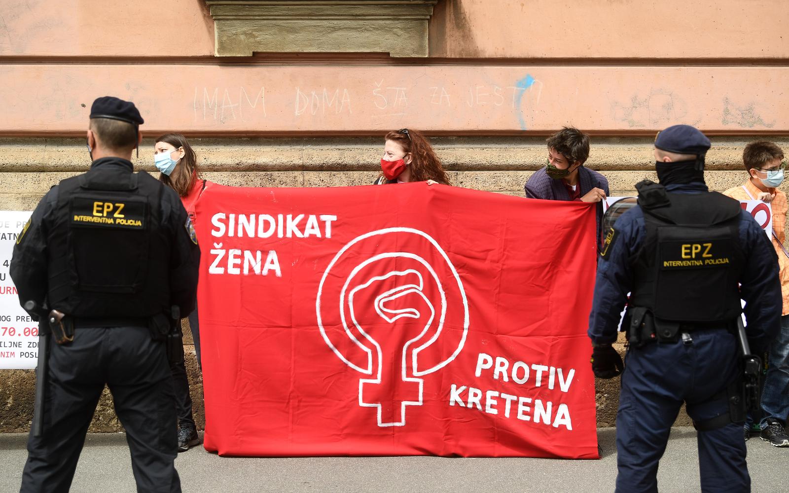 29.05.2021., Zagreb - Nekolicina gradjana okupila se na kao odgovor na Hod za zivot, na protuprosvjedu istom. Okupljeni s  transparentima "Zahtijevamo besplatni pobacaj", "Moje tijelo, moj izbor",  "Pravo na pobacaj nije samo pravna nego i ekonomska kategorija" stoje uz  trasu kojom se krece povorka.rrPhoto: Marko Lukunic/PIXSELL