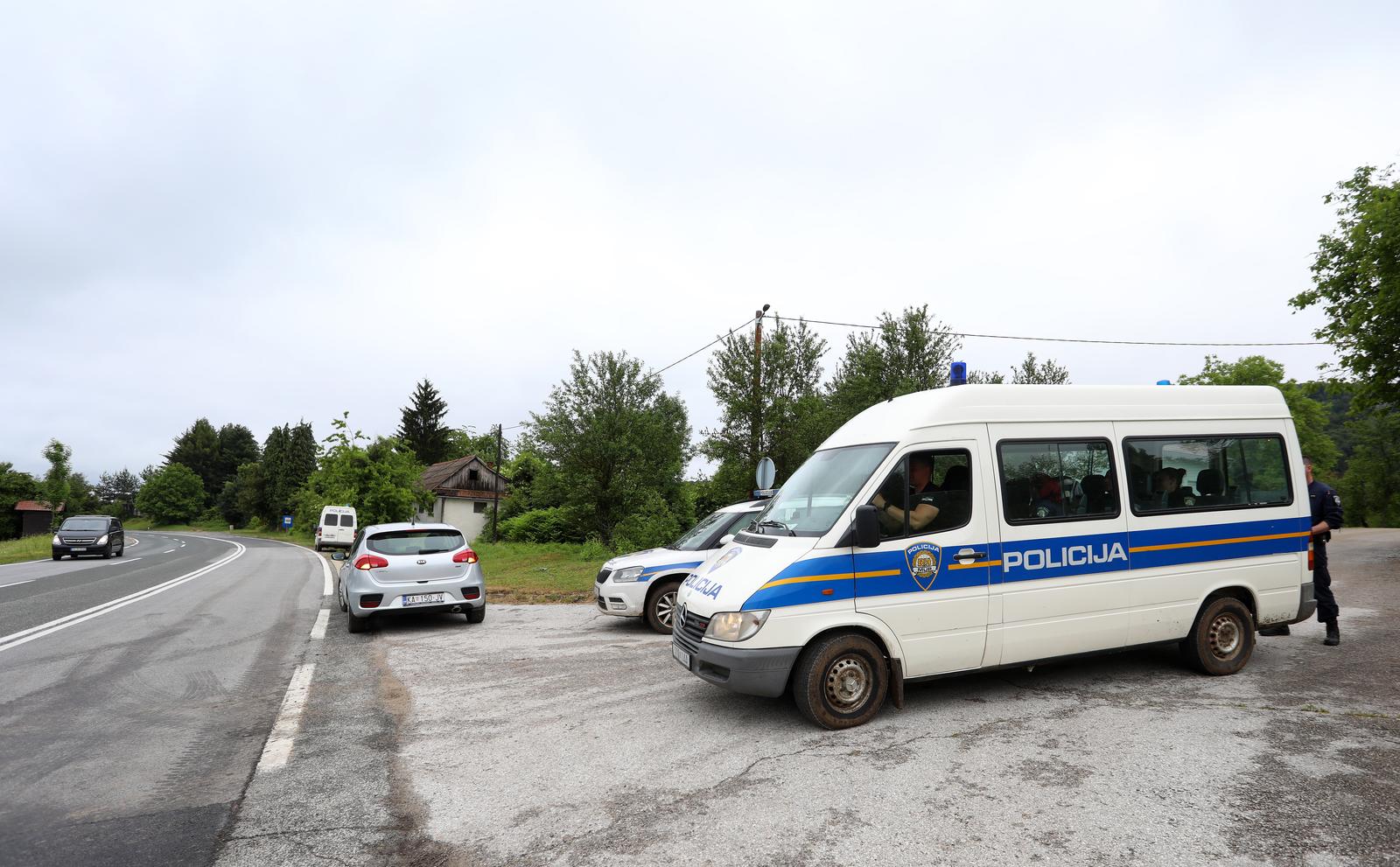 30.05.2022., Rakovica - Policija i vojska blokirale su ceste prema mjestu pronalaska cessne u Brocancu. Cessna je pronadena na nepristupacnom i sumovitom terenu ispod brda Brocanska kosa. Photo: Kristina Stedul Fabac/PIXSELL