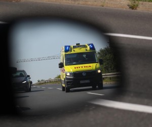 30.07.2021., Zagreb - Vozilo Hitne pomoci pod rotacijom hitno prolazi ulicom SR Njemacke a vozaci postuju prednost prolaska Hitne te se pomicu sa strane,Photo:Zeljko Lukunic /PIXSELL