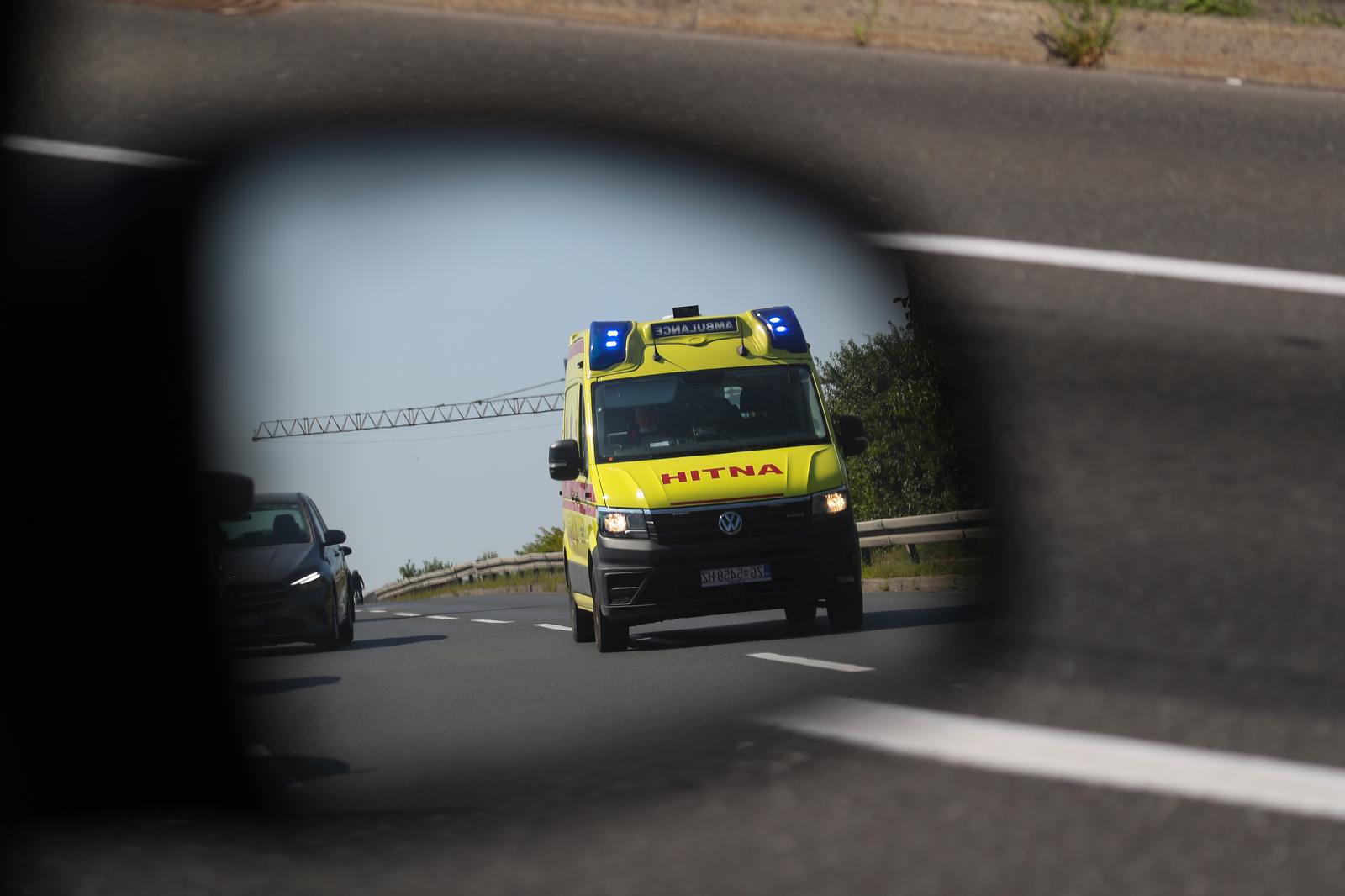 30.07.2021., Zagreb - Vozilo Hitne pomoci pod rotacijom hitno prolazi ulicom SR Njemacke a vozaci postuju prednost prolaska Hitne te se pomicu sa strane,Photo:Zeljko Lukunic /PIXSELL