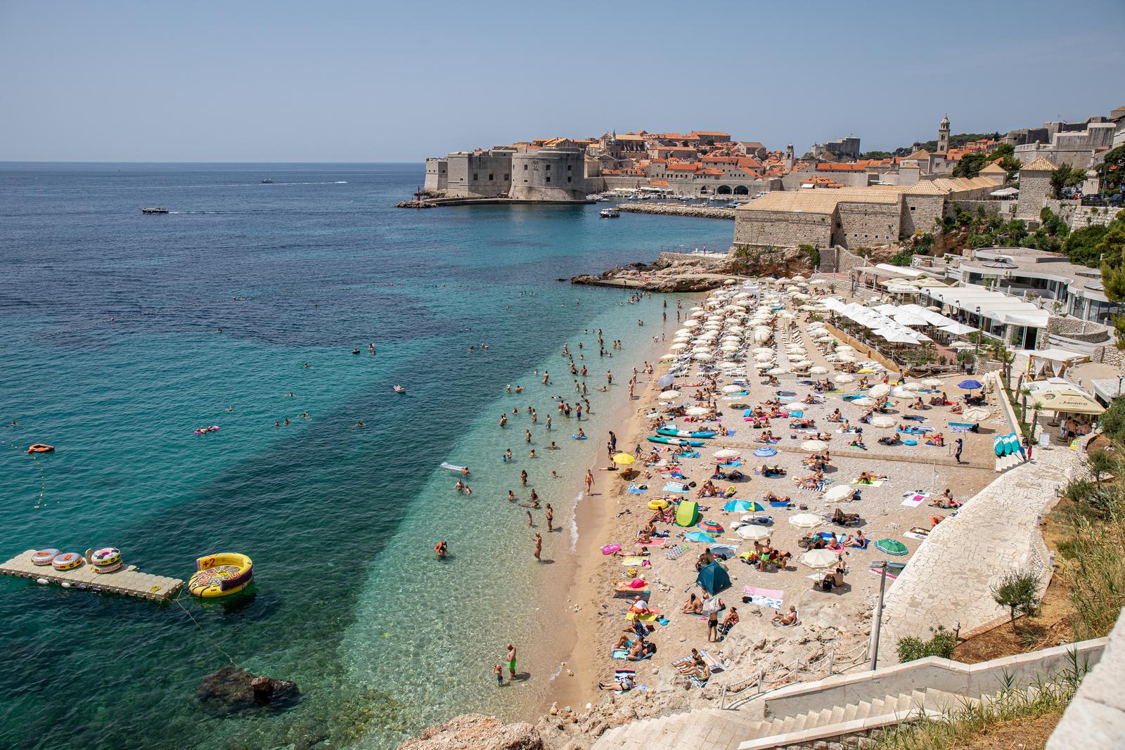 31.07.2021., Plaza Banje, Dubrovnik - Visoke temperature u Dubrovniku. Osvjezenje u moru. rPhoto: Grgo Jelavic/PIXSELL