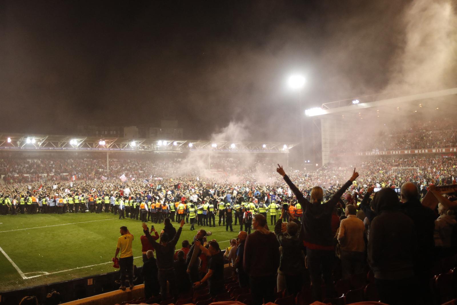 Soccer Football - Championship - Play-Offs Second Leg - Nottingham Forest v Sheffield United - The City Ground, Nottingham, Britain - May 17, 2022 Nottingham Forest fans celebrate on the pitch after reaching the Championship Play Off Final Action Images via Reuters/Molly Darlington Photo: MOLLY DARLINGTON/REUTERS