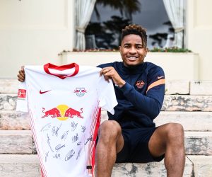 Leipzigs Christopher Nkunku zeigt ein signiertes Trikot der Spieler zur Verlosung / Fussball UEFA Champions League 2019/20, Finals Lissabon 2020 / 12.08.2020, Estoril / Lissabon Portugal. Christopher Nkunku mit signiertem Trikot *** Leipzigs Christopher Nkunku shows off a signed players jersey for the draw Football UEFA Champions League 2019 20, Finals Lisbon 2020 12 08 2020, Estoril Lisbon Portugal Christopher Nkunku with signed jersey