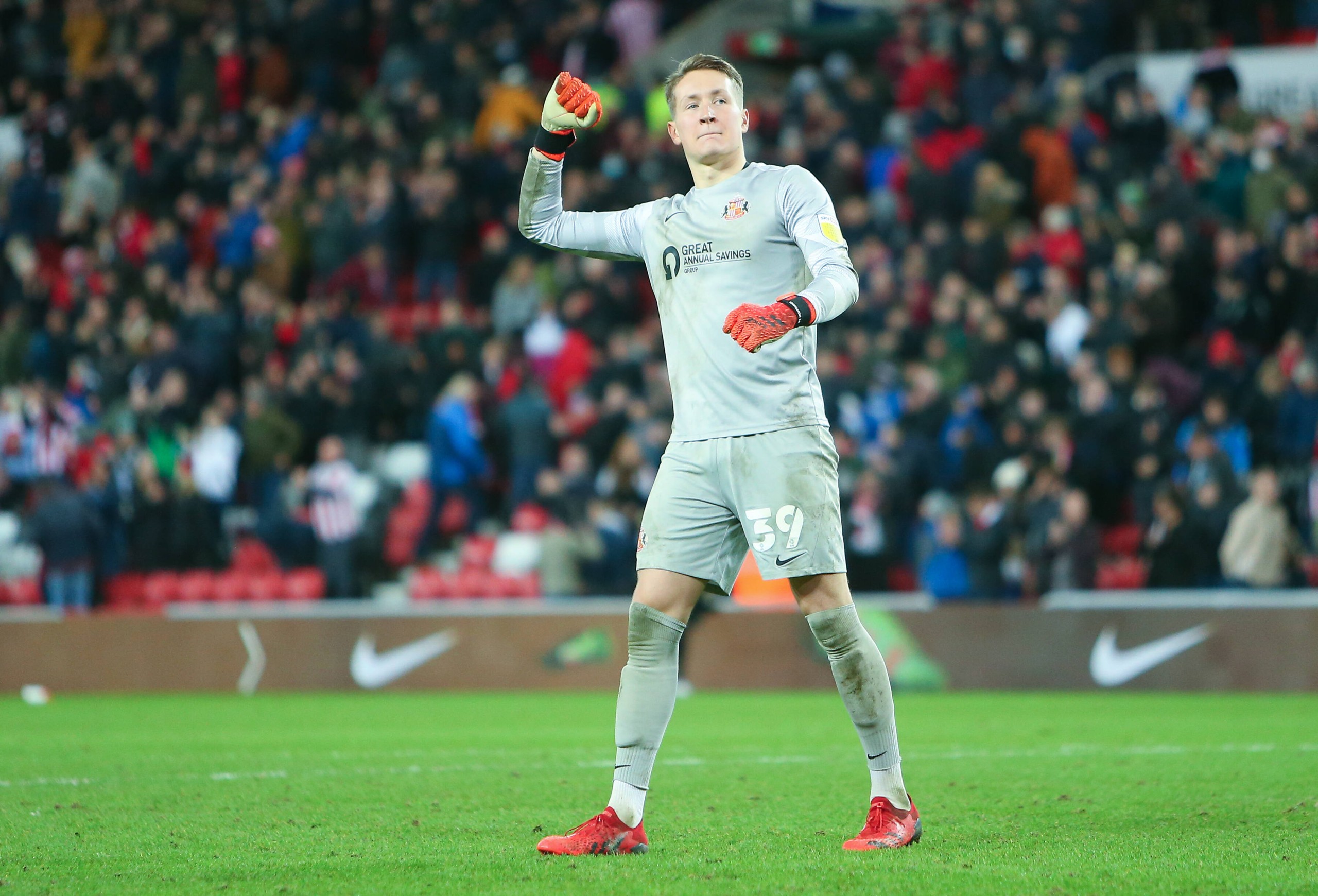 Sunderland vs Ipswich Town Sky Bet League 1 Sunderland Goalkeeper Ron-Thorben Hoffmann celebrates with a fist pump to the fans at full time during the Sky Bet League 1 match between Sunderland and Ipswich Town at the Stadium Of Light, Sunderland on Saturday 20th November 2021. Sunderland Tyne and Wear United Kingdom PUBLICATIONxNOTxINxFRA Copyright: xMIxNewsx fletcher-sunderla211120_npkL6