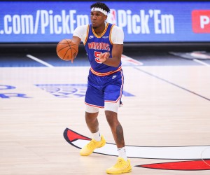CHICAGO, IL - JANUARY 14: Golden State Warriors Center Kevon Looney 5 passes the ball in action during a NBA, Basketball Herren, USA game between the Golden State Warriors and the Chicago Bulls on January 14, 2022 at the United Center in Chicago, IL. Photo by Melissa Tamez/Icon Sportswire NBA: JAN 14 Warriors at Bulls Icon22011431