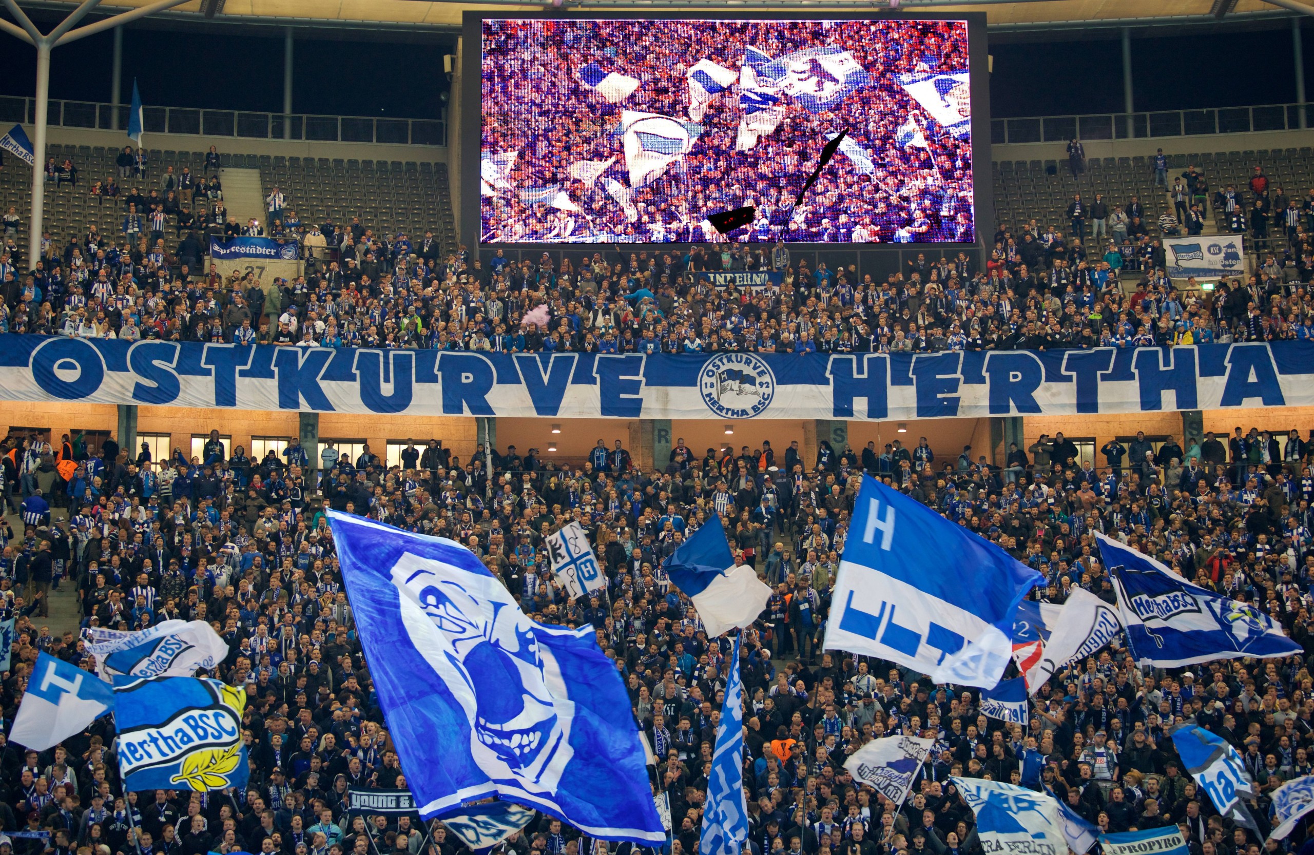 Fussball Berlin 14.09.2017 UEFA EUROLEAGUE GRUPPENPHASE Hertha BSC GER geg Athletic Bilbao ESP 0 : 0 FAN Hertha FAN FANS Ostkurve Fahnen Banner *** Football Berlin 14 09 2017 UEFA Euro League Group stage Hertha BSC ger geg Athletic Bilbao ESP 0 0 supporter Hertha supporter supporters Ostkurve Flags Banner