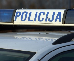 Zagreb, 09.01.2013 - Zagrebaèka policija provodi oèevid o uzrocima eksplozije koja se jutros oko 3,50 sati dogodila na eljeznièkoj pruzi 50-tak metara zapadno od eljeznièke postaje Podsused, u Aleji Bologne, u trenutku prolaska teretnog vlaka, a na terenu su i pirotehnièari te pripadnici Javne vatrogasne postrojbe (JVP) Zagreb. Na slici policijski automobil na Aleji Bologne u blizini eskplozije.
foto FaH/ Damir SENÈAR /ds