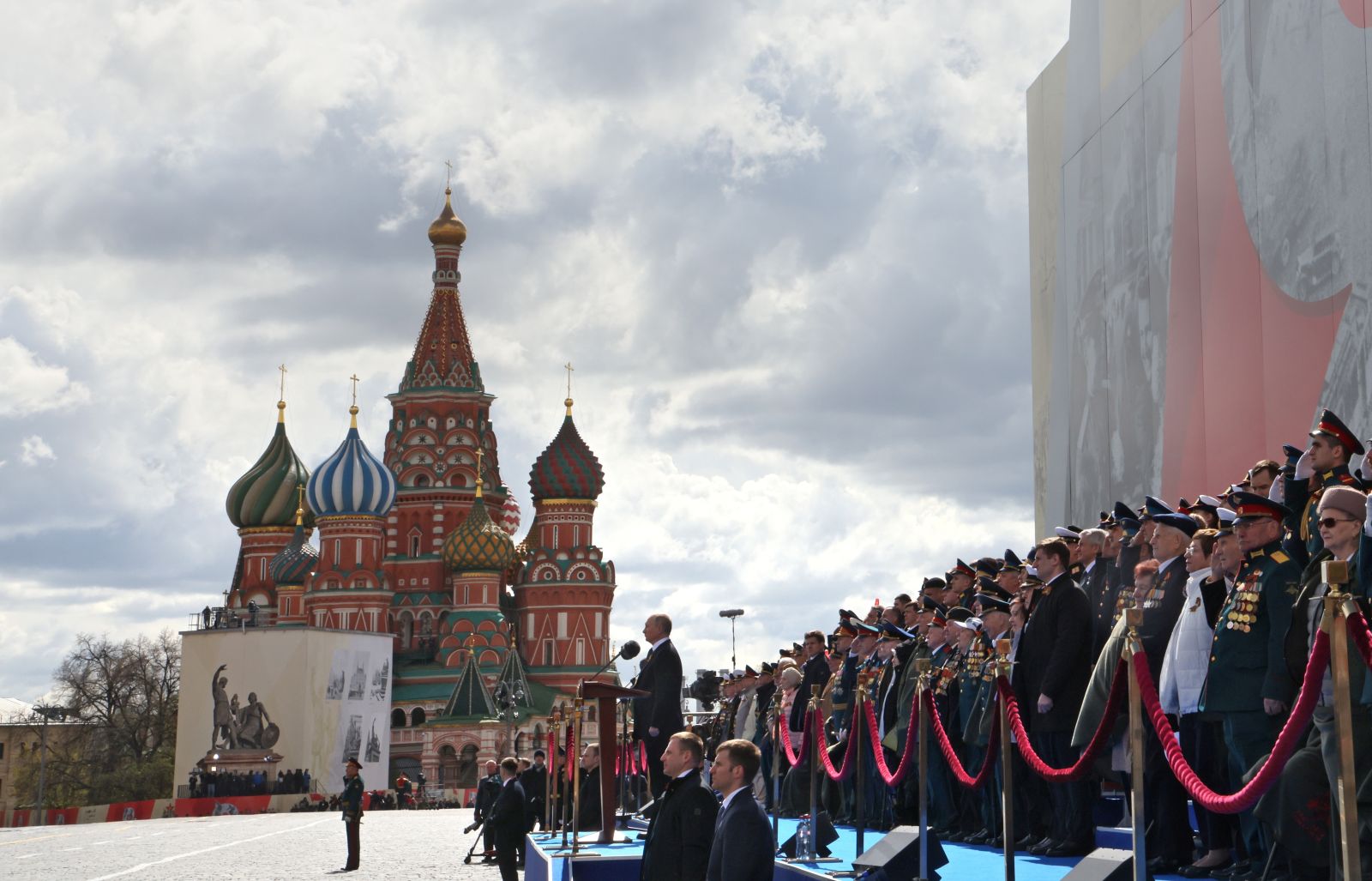 epa09935202 Russian President Vladimir Putin (L) delivers a speech during the Victory Day military parade in the Red Square in Moscow, Russia, 09 May 2022. The Victory Day military parade takes place annually to mark the victory of the Soviet Union over Nazi Germany in World War II.  EPA/MIKHAIL METZEL / KREMLIN POOL / SPUTNIK MANDATORY CREDIT