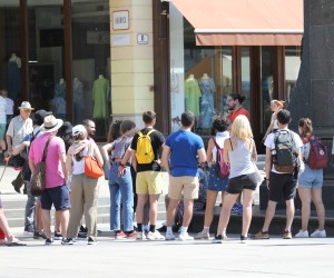 Zagreb, 15.05.2022. - U Gradu Zagrebu turisti su iskoristili lijepo vrijeme za šetnju centrom. Na fotografiji turisti na Trgu bana Josipa Jelačića.
foto HINA/ Admir BULJUBAŠIĆ/ abu