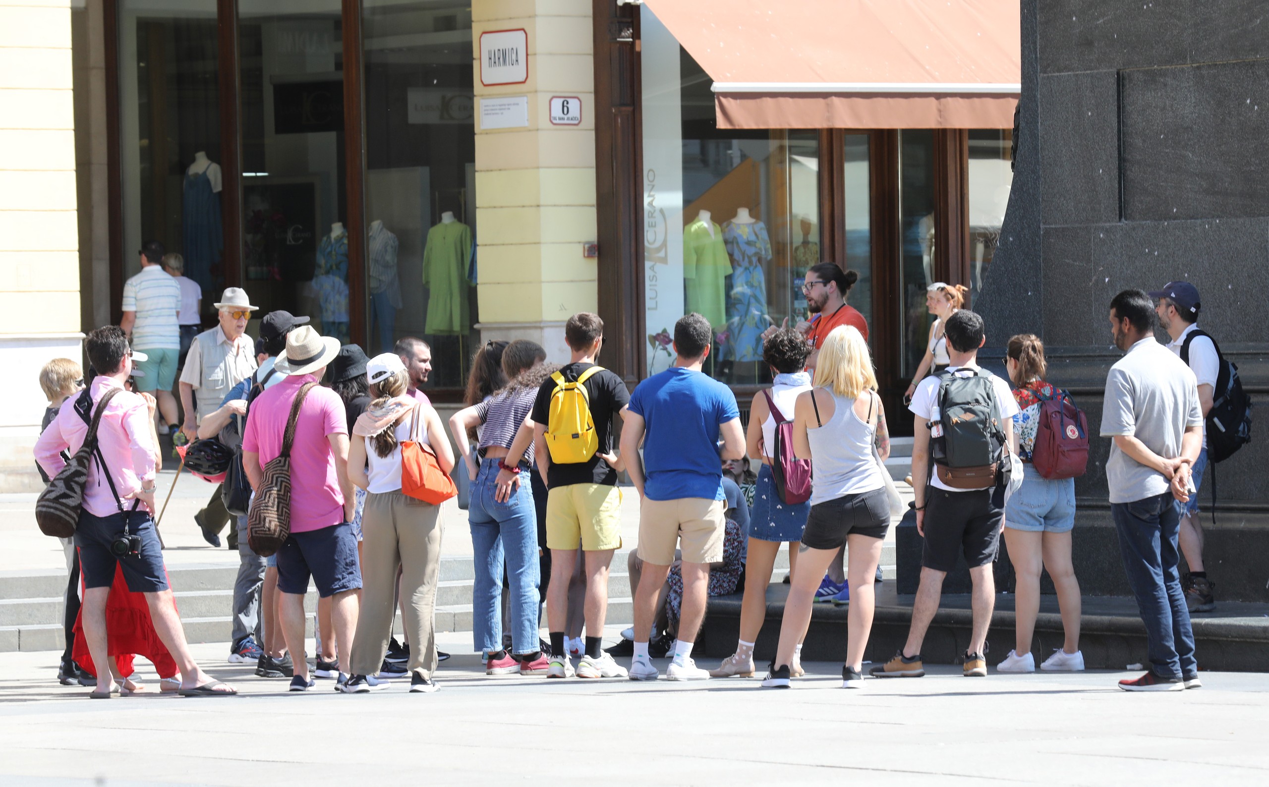 Zagreb, 15.05.2022. - U Gradu Zagrebu turisti su iskoristili lijepo vrijeme za šetnju centrom. Na fotografiji turisti na Trgu bana Josipa Jelačića.
foto HINA/ Admir BULJUBAŠIĆ/ abu