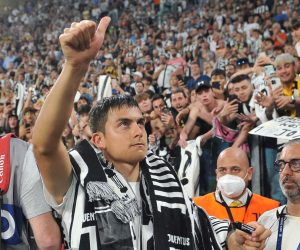 epa09951900 Juventus' Paulo Dybala greets the fans during the Italian Serie A soccer match Juventus FC vs SS Lazio at the Allianz Stadium in Turin, Italy, 16 May 2022. Paulo Dybala is leaving Juventus at the end of the season.  EPA/ALESSANDRO DI MARCO