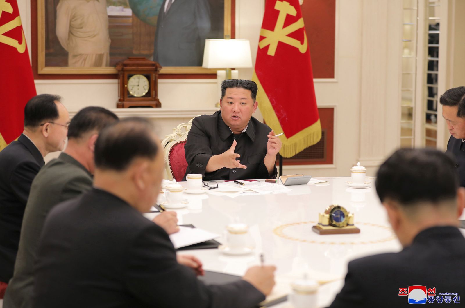 epa09954090 A photo released by the official North Korean Central News Agency (KCNA) shows North Korean leader Kim Jong Un (C) attending a meeting of the Presidium of the Political Bureau of the Central Committee of the Workers' Party of Korea (WPK) in Pyongyang, North Korea, 17 May 2022 (issued 18 May 2022).  North Korean leader Kim Jong Un has ordered nationwide lockdowns and mobilized troops to tackle the pandemic crisis since the country first disclosed the COVID-19 outbreak last week.  EPA/KCNA   EDITORIAL USE ONLY