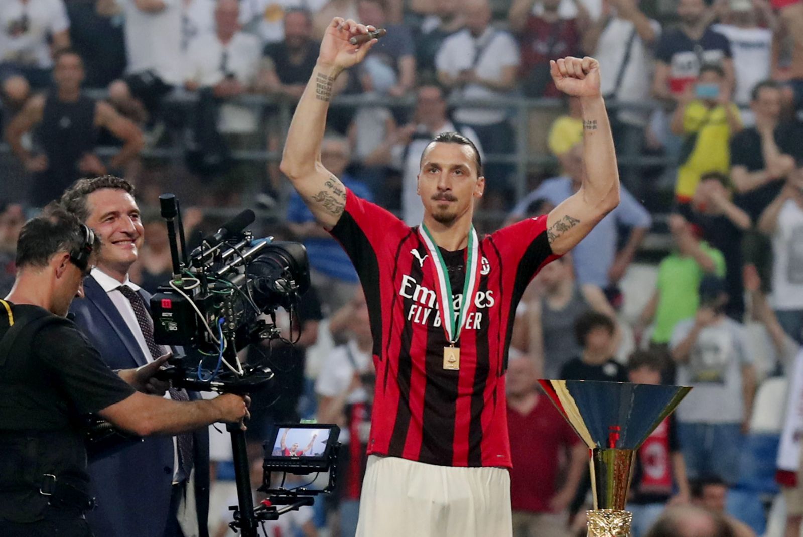epa09969413 Milan's Zlatan Ibrahimovic celebrates the Italian Serie A championship title after the Italian Serie A soccer match US Sassuolo vs AC Milan at Mapei Stadium in Reggio Emilia, Italy, 22 May 2022 (issued 23 May 2022).  EPA/SERENA CAMPANINI