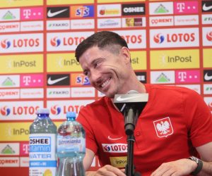 epa09986281 Polish national soccer team head coach Czeslaw Michniewicz (L) and striker Robert Lewandowski (R) attend a press conference in Warsaw, Poland, 30 May 2022. Poland will face Wales in their UEFA Nations League soccer match on 01 June 2022.  EPA/Leszek Szymanski POLAND OUT