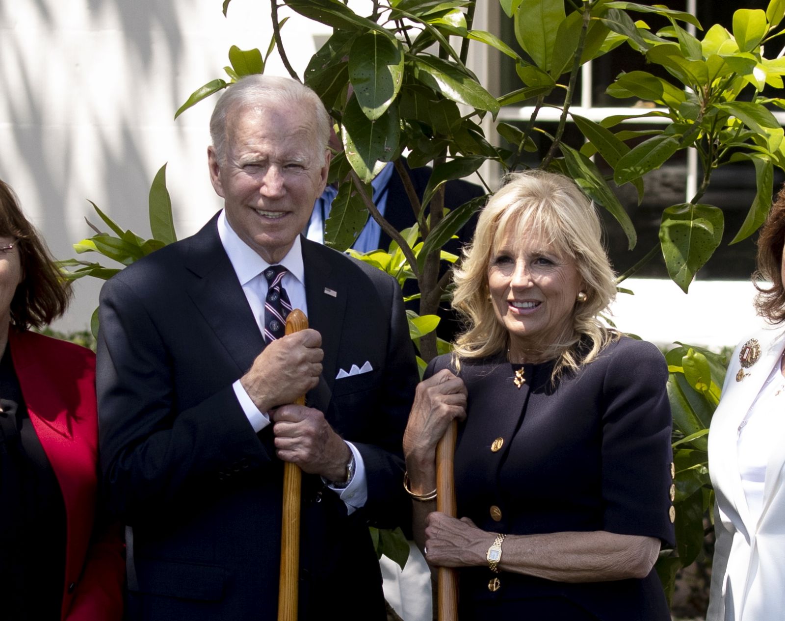 epa09986875 US President Joe Biden (3-L) and First Lady Jill Biden (4-R) pose for a picture during a tree-planting ceremony with surviving family members of US service members that have died, on Memorial Day at the South Lawn of the White House in Washington, DC, USA, 30 May 2022. A magnolia tree has been planted in honor of US service members that lost their lives and the families that carry their legacy.  EPA/MICHAEL REYNOLDS / POOL