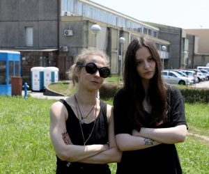 Zagreb, 01.06.2022. - Èlanice benda Pussy Riot odrale su konferenciju za medije ispred zatvora u Remetincu gdje se nalazi njihova prijateljica i aktivistica Ajsoltan Nijazova. Na fotografiji Maria-Maa Aljohina, Ljudmila Lucija Stein. foto HINA/ Lana SLIVAR DOMINIÆ/ lsd