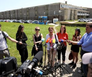 Zagreb, 01.06.2022. - Èlanice benda Pussy Riot odrale su konferenciju za medije ispred zatvora u Remetincu gdje se nalazi njihova prijateljica i aktivistica Ajsoltan Nijazova. Na fotografiji Ljudmila Lucija Stein, Maria-Maa Aljohina, Lina Budak, Sara Laliæ. foto HINA/ Lana SLIVAR DOMINIÆ/ lsd