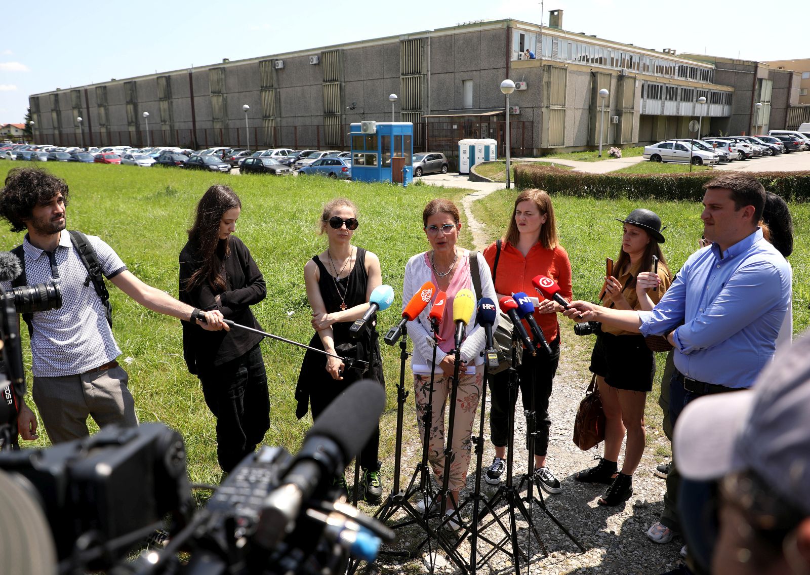 Zagreb, 01.06.2022. - Èlanice benda Pussy Riot odrale su konferenciju za medije ispred zatvora u Remetincu gdje se nalazi njihova prijateljica i aktivistica Ajsoltan Nijazova. Na fotografiji Ljudmila Lucija Stein, Maria-Maa Aljohina, Lina Budak, Sara Laliæ. foto HINA/ Lana SLIVAR DOMINIÆ/ lsd