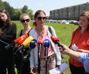 Zagreb, 01.06.2022. - Èlanice benda Pussy Riot odrale su konferenciju za medije ispred zatvora u Remetincu gdje se nalazi njihova prijateljica i aktivistica Ajsoltan Nijazova. Na fotografiji Ljudmila Lucija Stein, Maria-Maa Aljohina, Lina Budak, Sara Laliæ. foto HINA/ Lana SLIVAR DOMINIÆ/ lsd