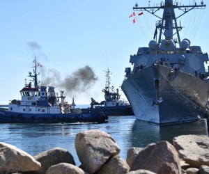 epa09997454 American guided-missile destroyer USS Gravely moored at the French Quay in Gdynia, Poland, 05 June 2022. According to a spokesperson for the Third Ship Flotilla, a tactical unit of the Polish Navy, the ship is visiting to resupply and also demonstration of NATO strength. The US ambassador to Poland, Mark Brzezinski, will visit the ship's crew next week.  EPA/Adam Warzawa POLAND OUT