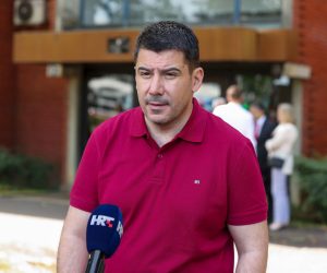 Zagreb, 06.06.2022 - Konferencija za medije saborskog zastupnika Mosta Nikole Grmoje ispred visokog Upravnog suda u Zagrebu vezano za slučaj veleposlanika Damira Sabljaka. Na slici Nikola Grmoja.
foto HINA/ Damir SENČAR/ ds