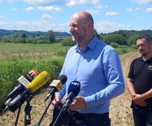 Oroslavje, 06.06.2022. - Nakon olujnog nevremena i tuče koji su Krapinsko-zagorsku županiju pogodili 2. lipnja, župan Željko Kolar u ponedjeljak je proglasio prirodnu nepogodu za gradove Klanjec i Oroslavje te općine Kumrovec, Zagorska Sela i Veliko Trgovišće. Na fotografiji Željko Kolar.
foto HINA/ Siniša KALAJDŽIJA/ ml