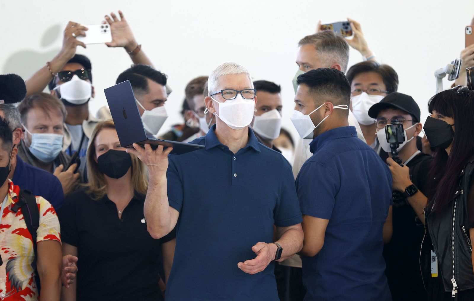 epaselect epa09999598 Apple CEO Tim Cook holds a new Apple MacBook Air M2  on display during the 2022 Apple Worldwide Developers Conference (WWDC) on the campus of Apple Park in Cupertino, California, USA, 06 June 2022. The event is the first with limited media and developers in attendance since 2019.  EPA/JOHN G. MABANGLO